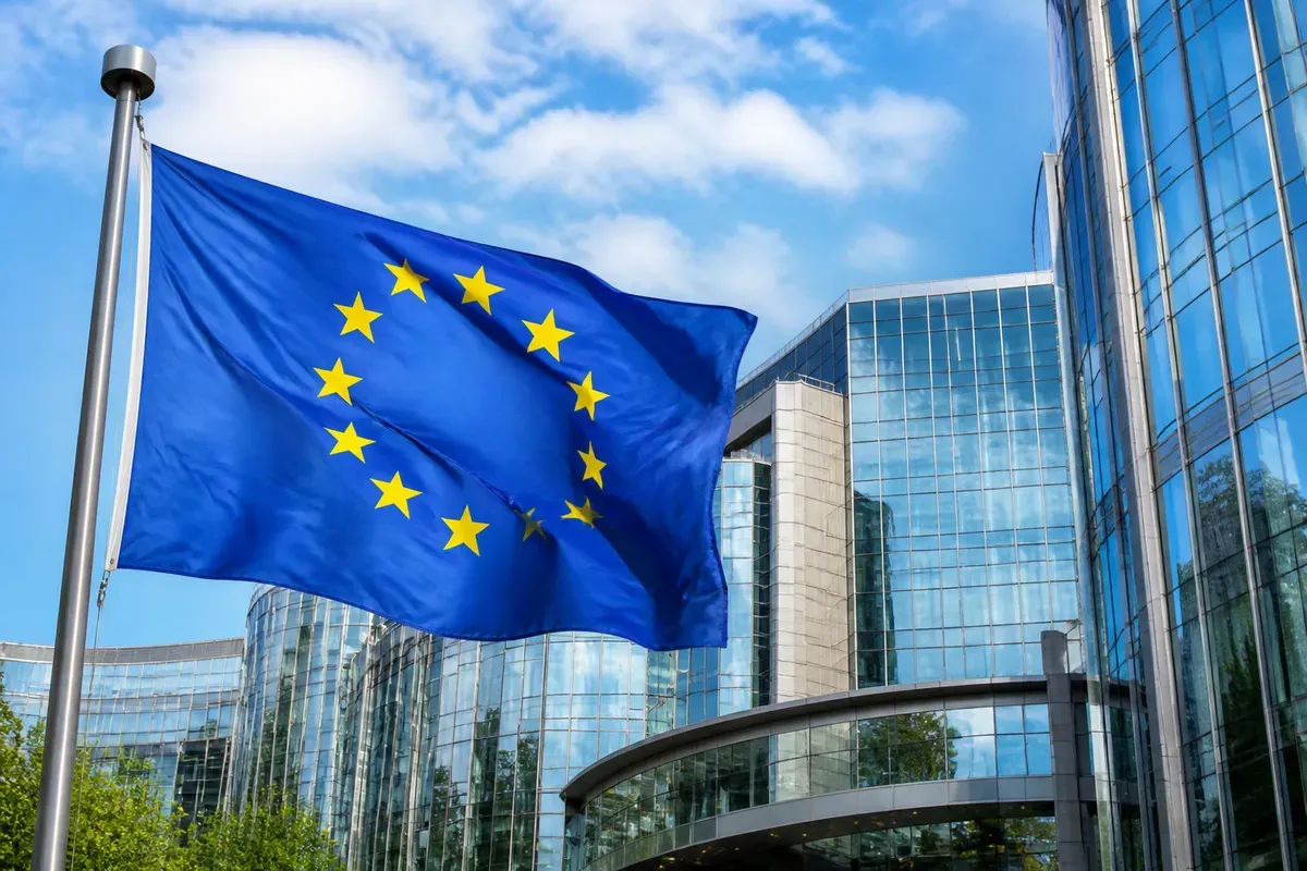 Drapeau européen flottant devant un immeuble de bureaux vitré